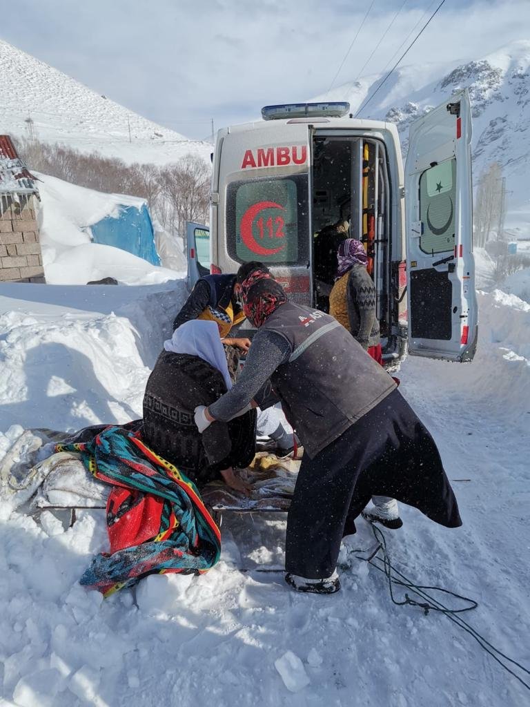75 yaşındaki hasta, karlı yolda ambulansa kızakla taşındı