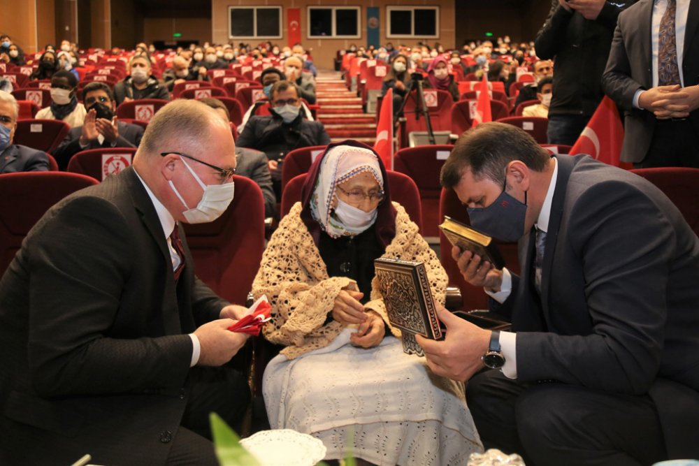 96 yaşındaki Fermude nine, telefonla Bakan Selçuk'la görüştü