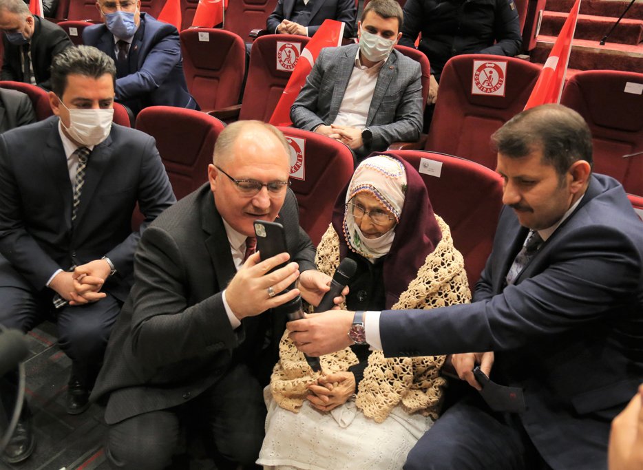 96 yaşındaki Fermude nine, telefonla Bakan Selçuk'la görüştü