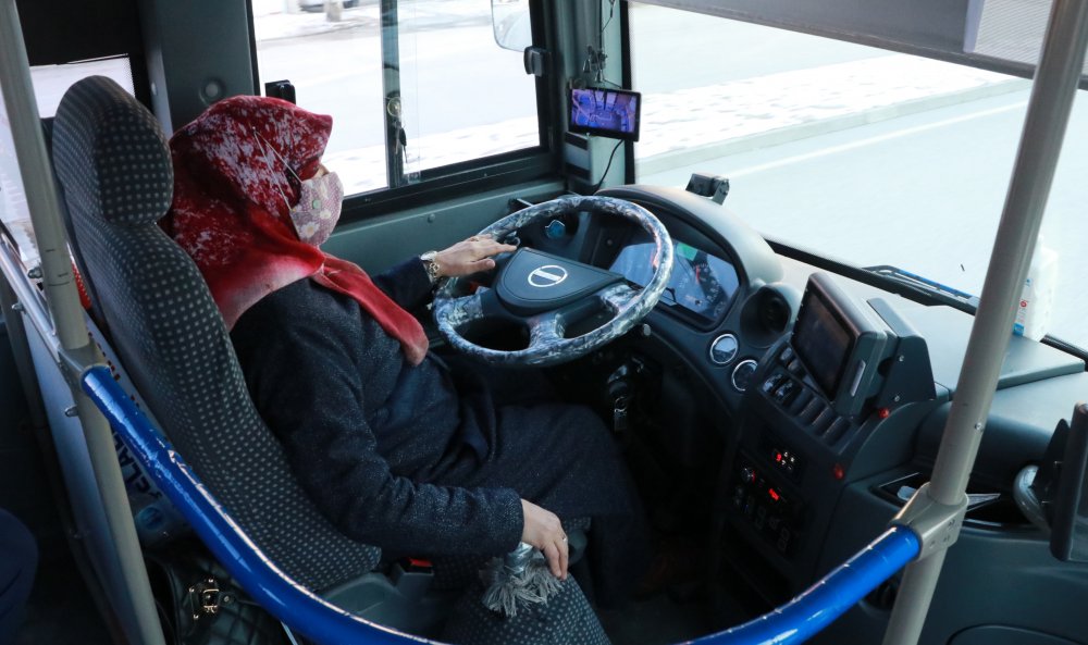 Burdur'un ilk kadın halk otobüsü şoförü direksiyona geçti