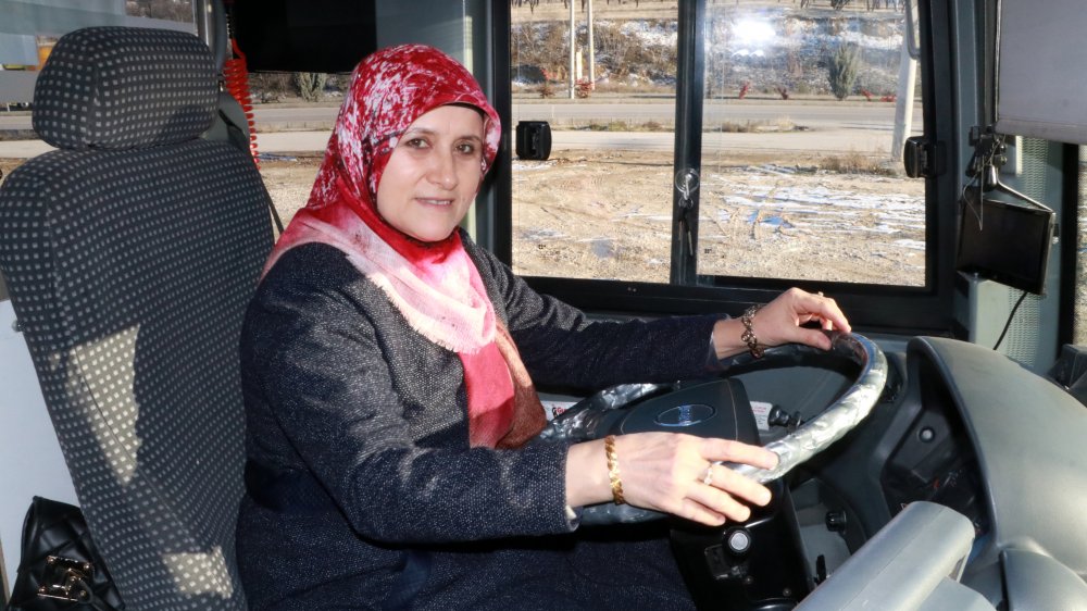 Burdur'un ilk kadın halk otobüsü şoförü direksiyona geçti
