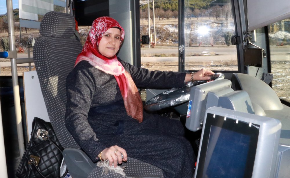 Burdur'un ilk kadın halk otobüsü şoförü direksiyona geçti