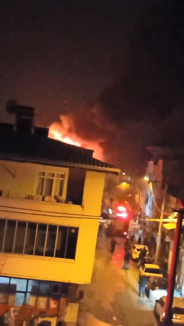 Bursa'da iki katlı binanın çatısında çıkan yangın paniğe neden oldu