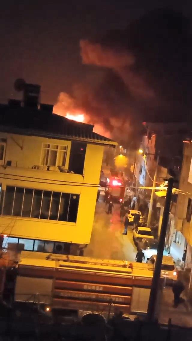 Bursa'da iki katlı binanın çatısında çıkan yangın paniğe neden oldu