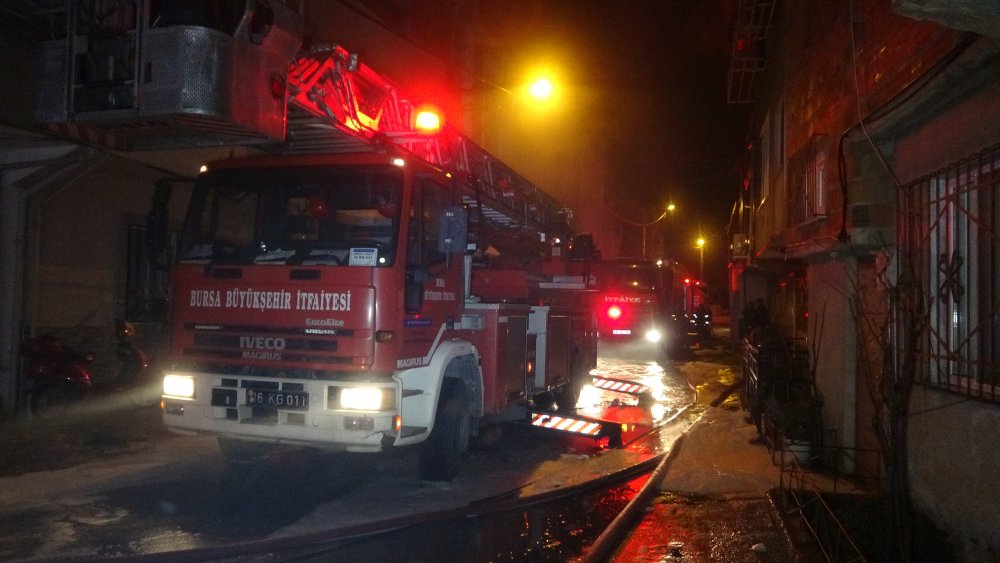 Bursa'da iki katlı binanın çatısında çıkan yangın paniğe neden oldu