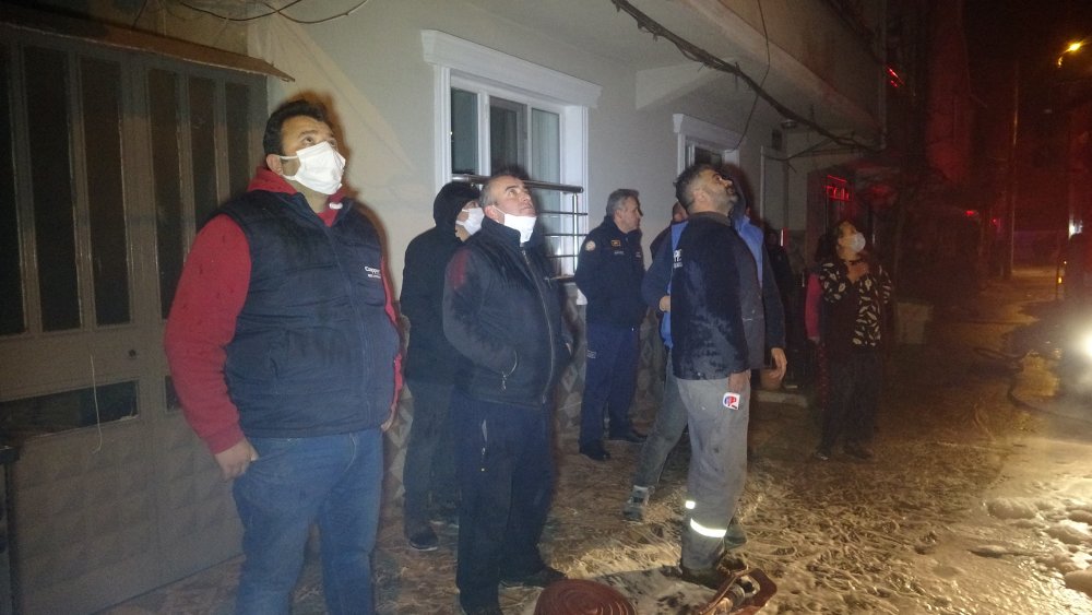 Bursa'da iki katlı binanın çatısında çıkan yangın paniğe neden oldu