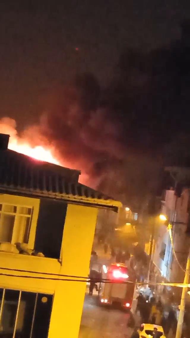 Bursa'da iki katlı binanın çatısında çıkan yangın paniğe neden oldu