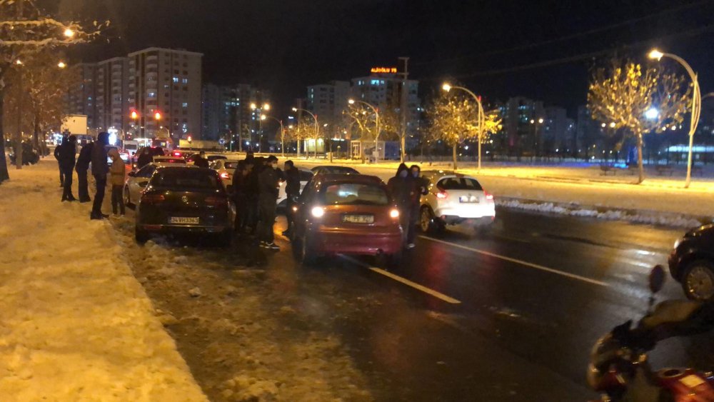 Diyarbakır’da 22 aracın karıştığı zincirleme kaza: Çok sayıda yaralı