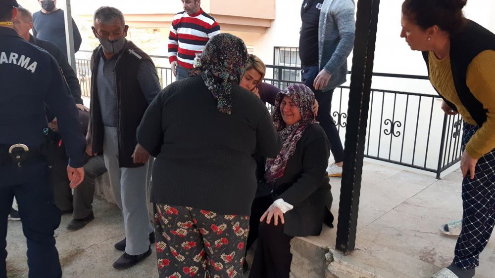 Evlerinin yanışını gözyaşlarıyla izlediler