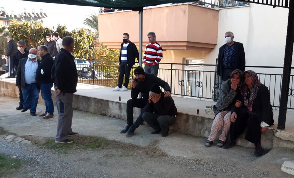 Evlerinin yanışını gözyaşlarıyla izlediler