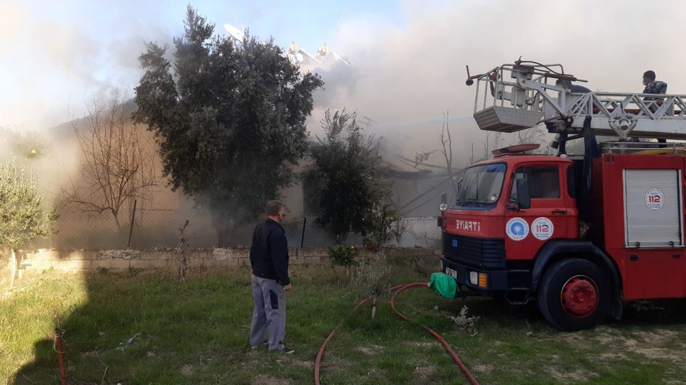 Evlerinin yanışını gözyaşlarıyla izlediler