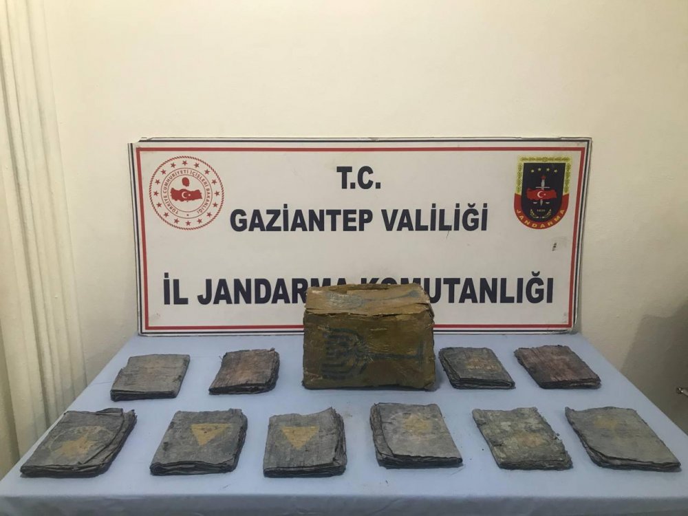 Gaziantep'te 10 adet altın yazılı Tevrat ele geçirildi