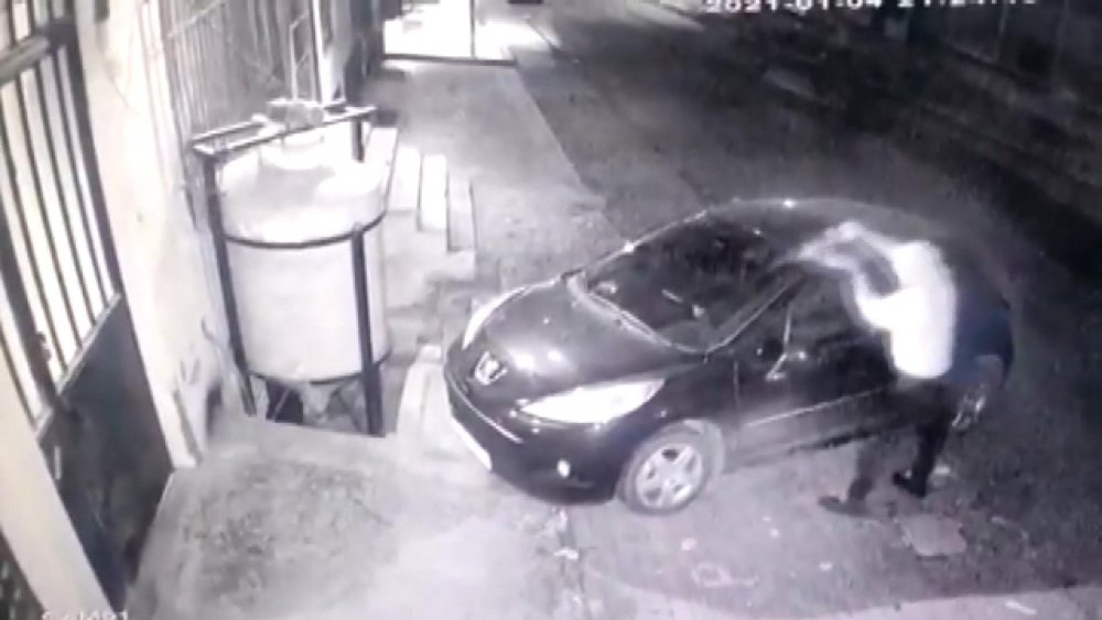 Güngören'de otomobilin ateşe verilme anları kamerada