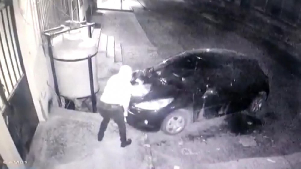 Güngören'de otomobilin ateşe verilme anları kamerada
