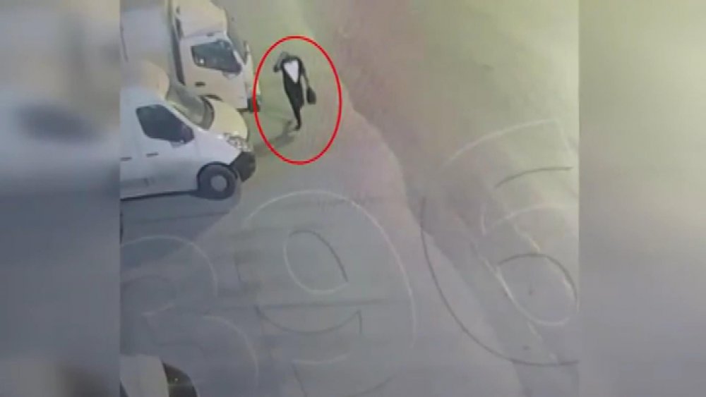 Güngören'de otomobilin ateşe verilme anları kamerada