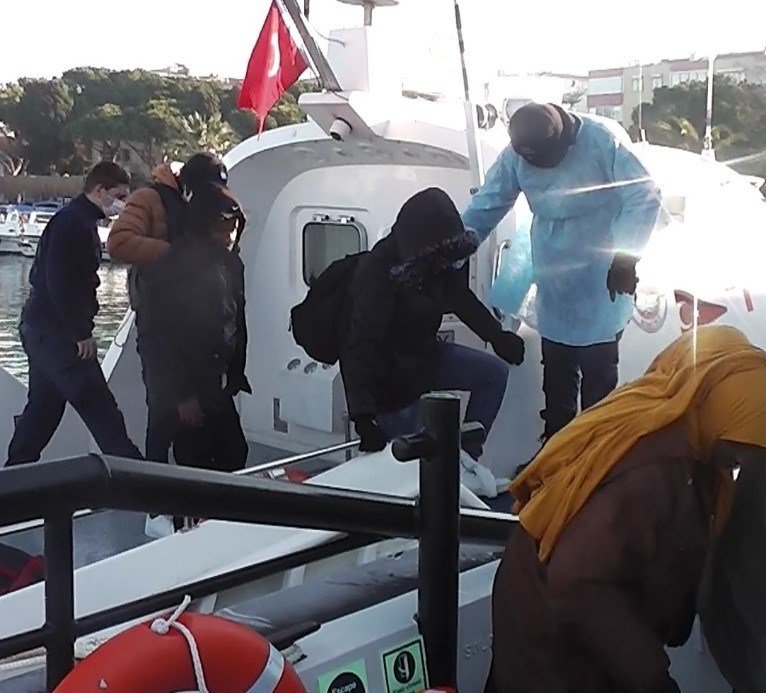 İzmir'de 32 kaçak göçmen kurtarıldı