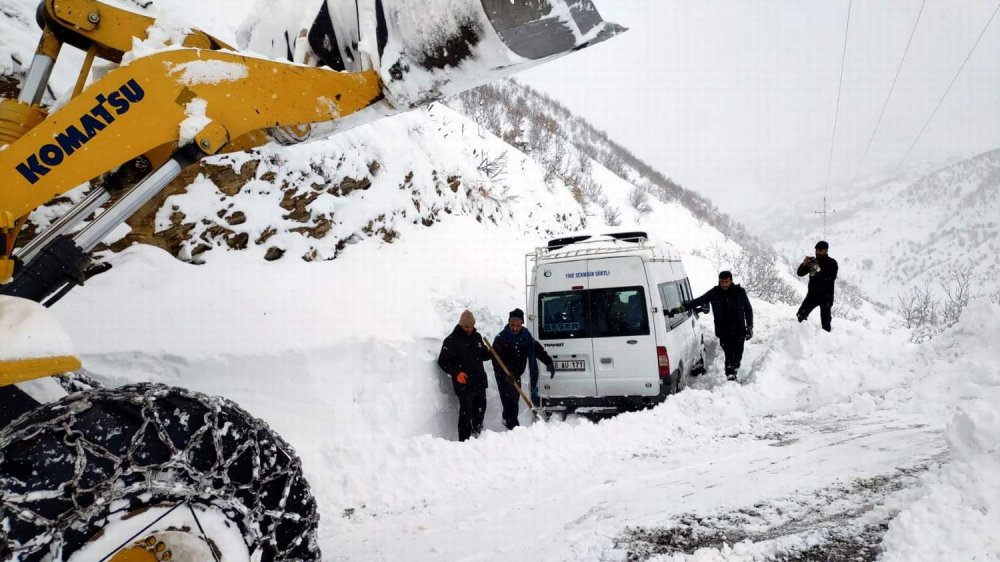 Siirt'te yolu kapalı köylerdeki hastalar, iş makinesiyle ambulansa taşınıyor
