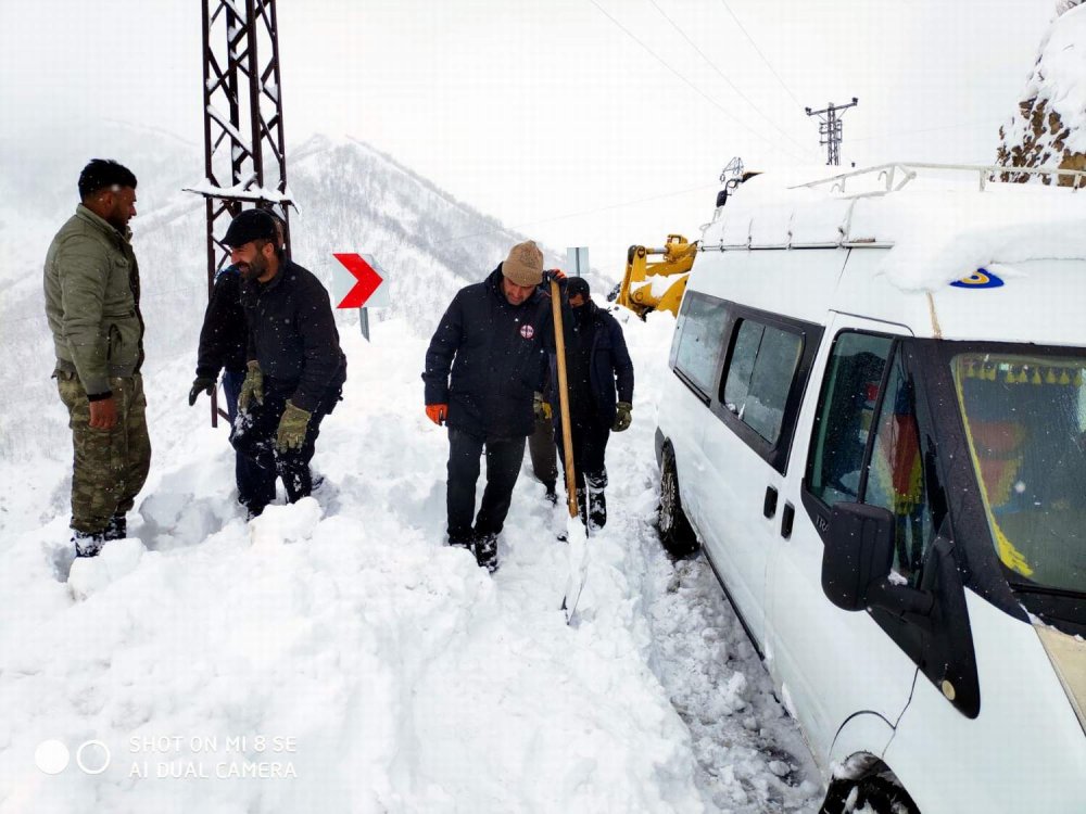 Siirt'te yolu kapalı köylerdeki hastalar, iş makinesiyle ambulansa taşınıyor