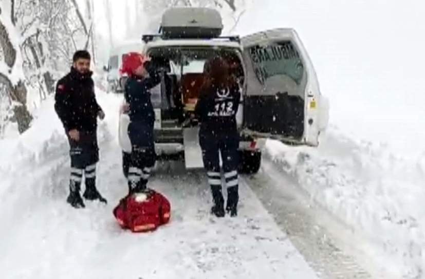 Siirt'te yolu kapalı köylerdeki hastalar, iş makinesiyle ambulansa taşınıyor