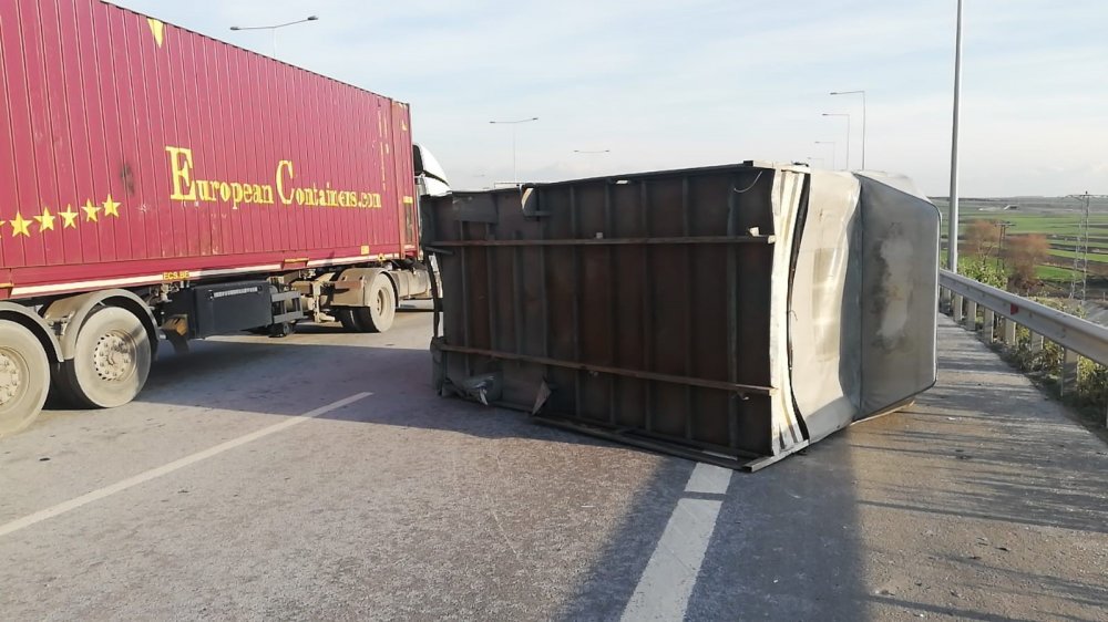 Silivri'de TIR ile kamyonet çarpıştı