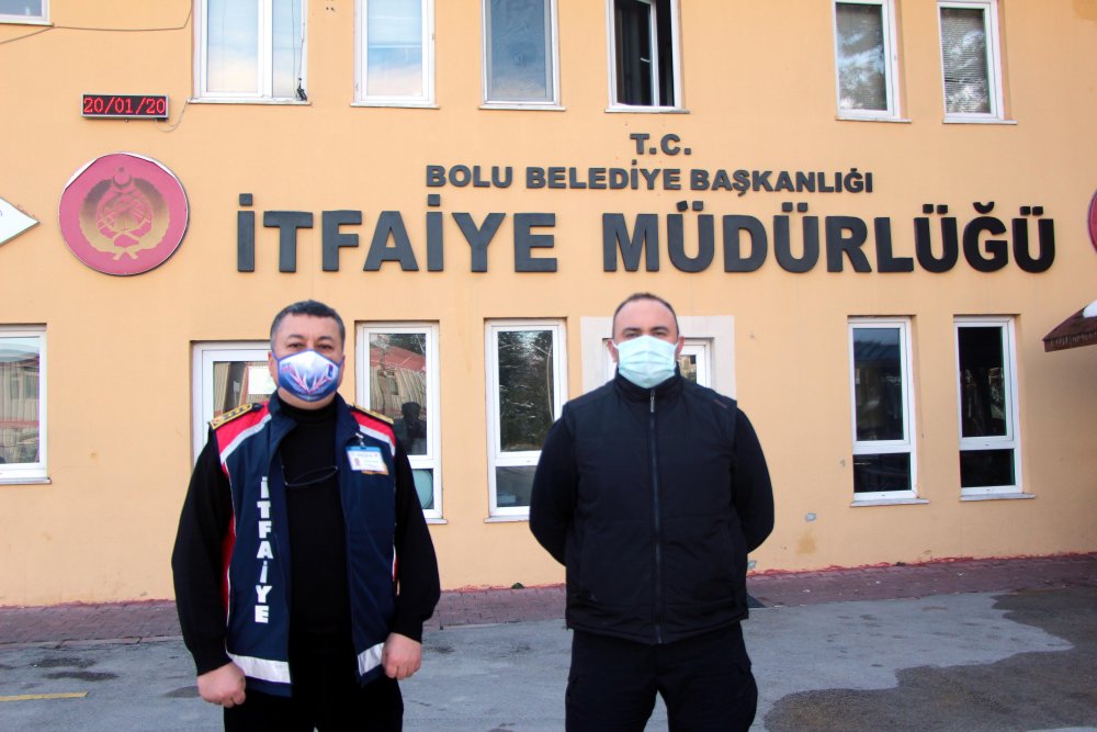 Yanan evdeki yaşlı çift ve kediyi itfaiyeciler kucaklarında dışarı çıkardı