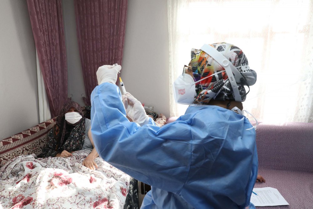 Ankara'da 116 yaşında iki kadına, koronavirüs aşısı yapıldı