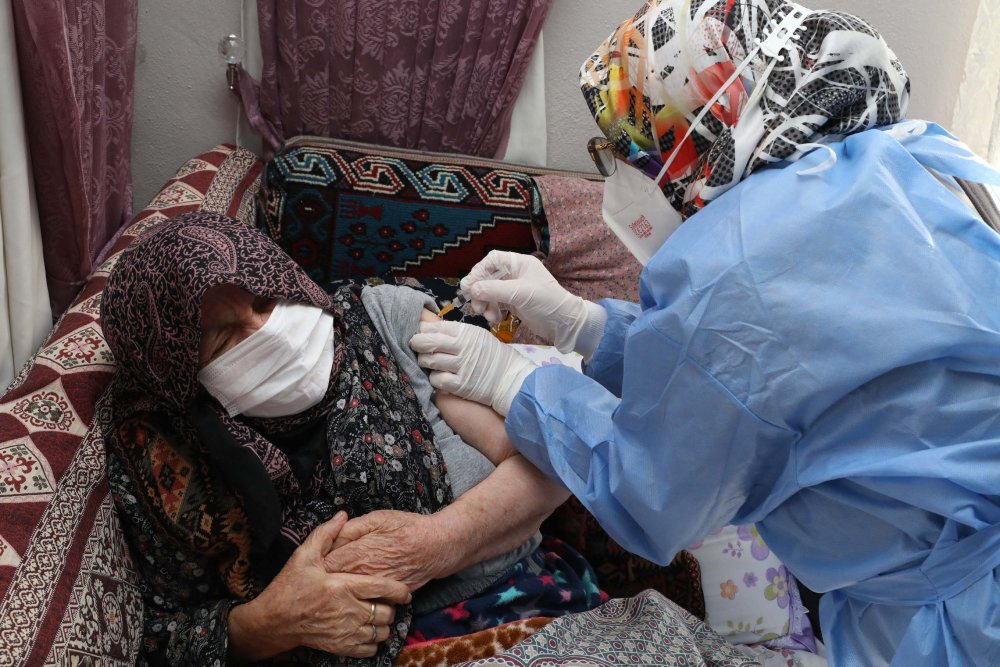 Ankara'da 116 yaşında iki kadına, koronavirüs aşısı yapıldı