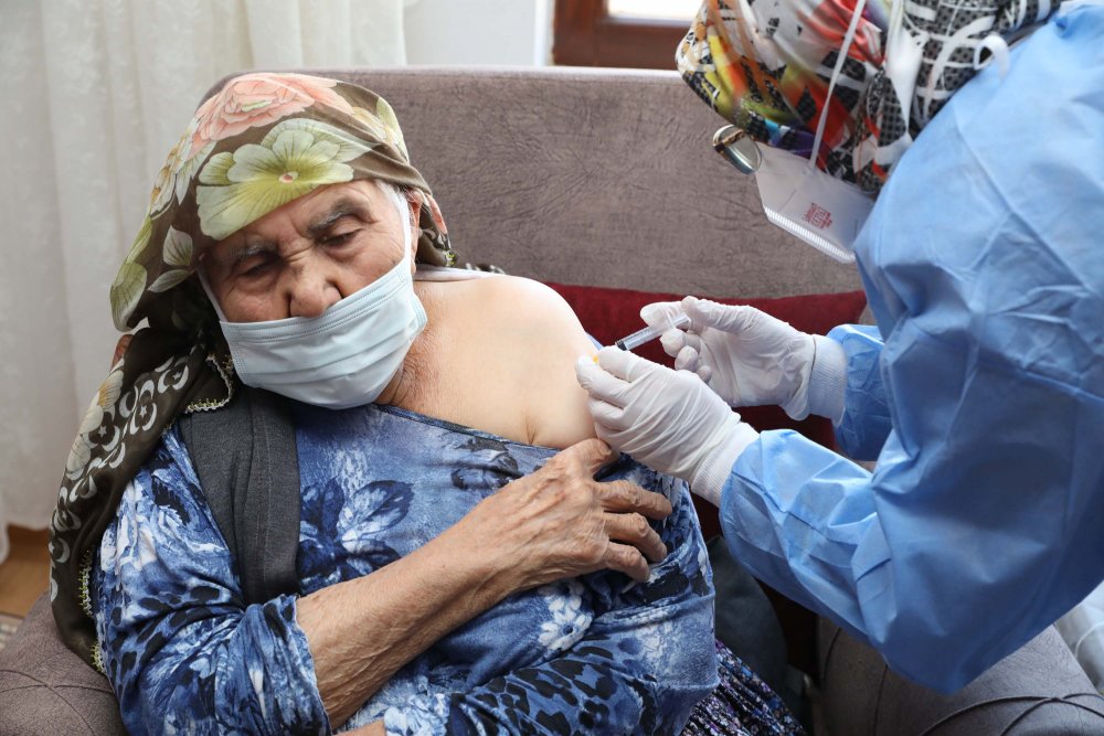 Ankara'da 116 yaşında iki kadına, koronavirüs aşısı yapıldı