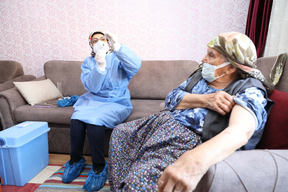 Ankara'da 116 yaşında iki kadına, koronavirüs aşısı yapıldı