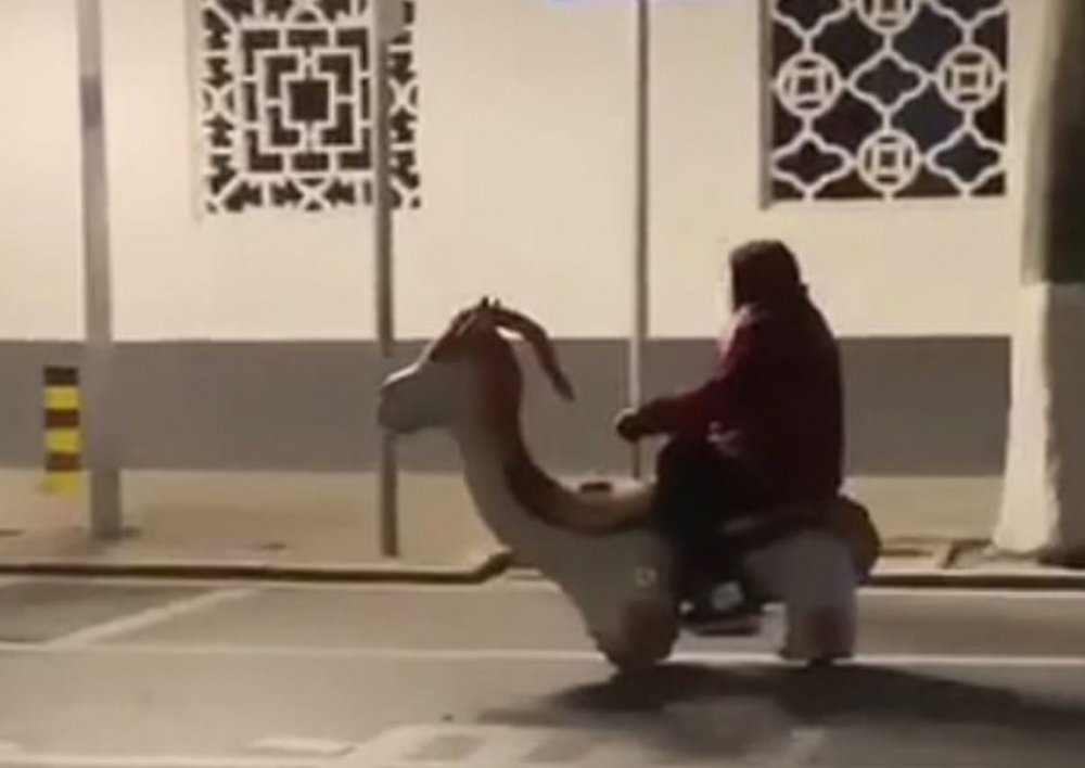 Çin’de 76 yaşındaki kadın scooter ile trafikte polise yakalandı