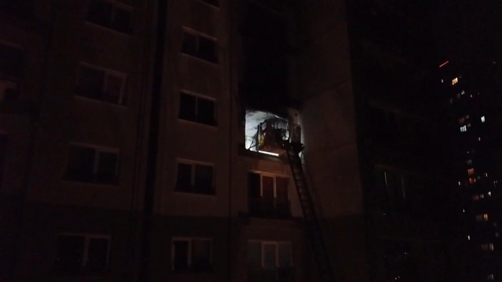 Esenyurt'ta 30 katlı binanın 9. katında patlama:  Yaralılar var