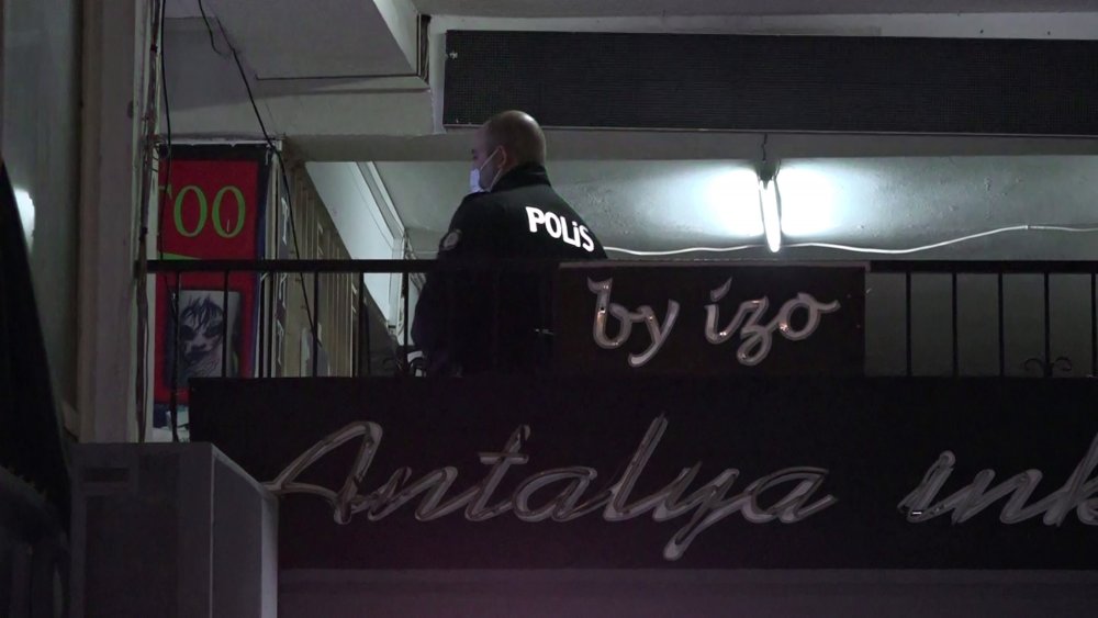Esnafın üşümesin diye üzerine battaniye örttüğü kişi, iş hanında ölü bulundu