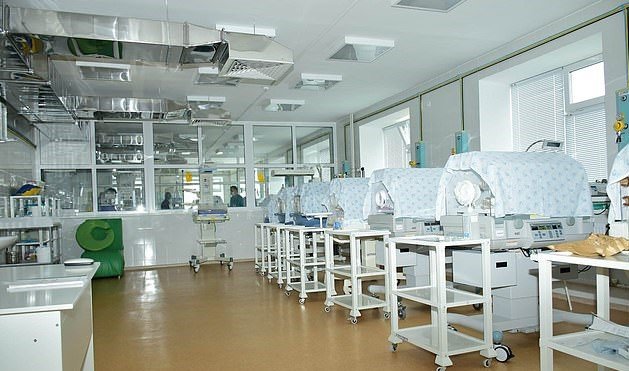 iki yıl önce doktorların bebek yaşam belirtisi vermesine rağmen, morgda donmaya terk ettiği olayla ilgili dava açıklandı.
