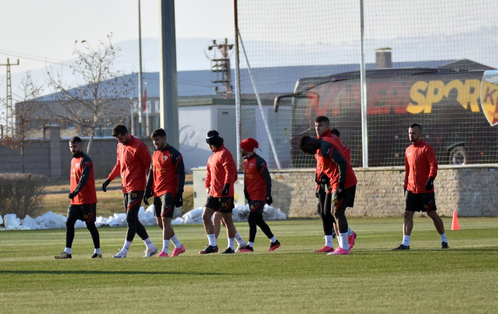 Kayserispor Teknik Direktörü Petrescu: Bu sezon ligde kalalım yeter