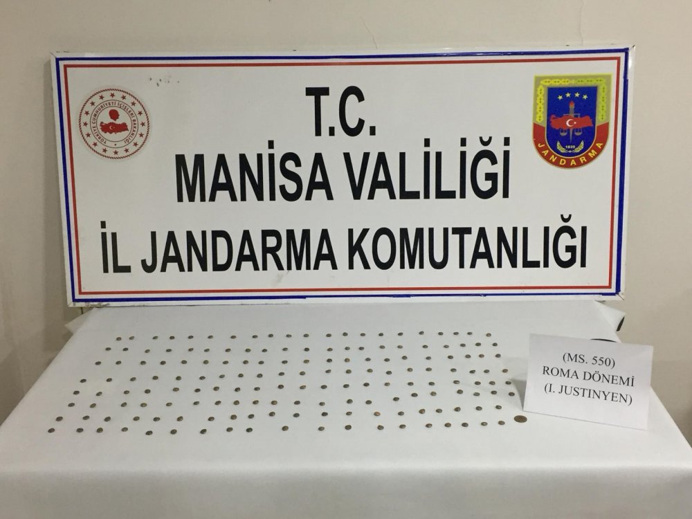 Manisa'da Doğu Roma dönemine ait 165 sikke ele geçirildi