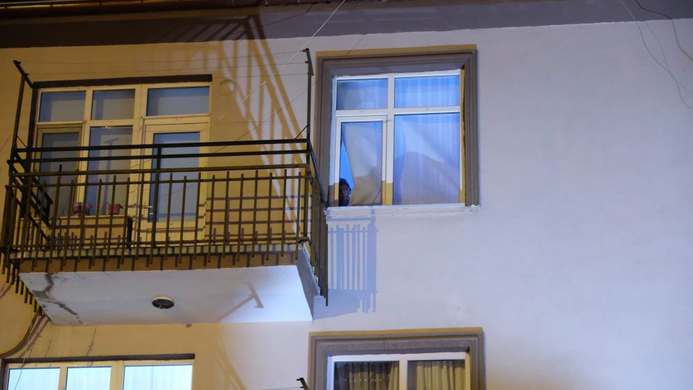 Marketten dönen çift, evlerinin önünde komşuları tarafından öldürüldü