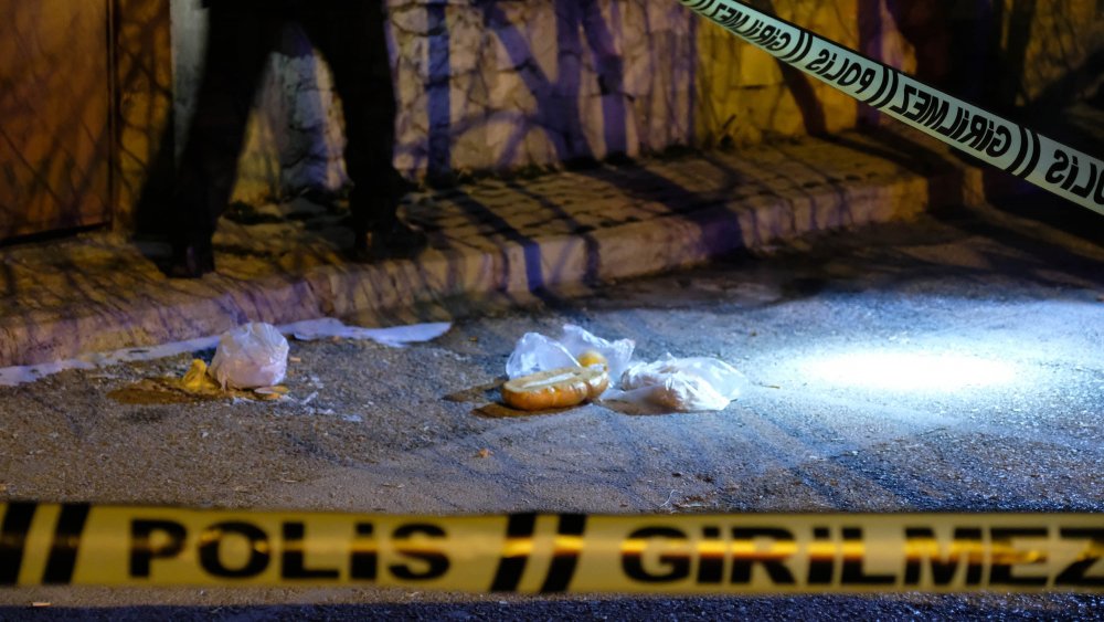 Marketten dönen çift, evlerinin önünde komşuları tarafından öldürüldü