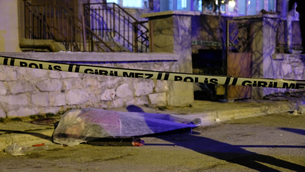Marketten dönen çift, evlerinin önünde komşuları tarafından öldürüldü