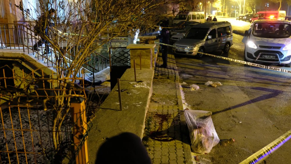 Marketten dönen çift, evlerinin önünde komşuları tarafından öldürüldü