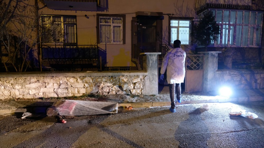 Marketten dönen çift, evlerinin önünde komşuları tarafından öldürüldü