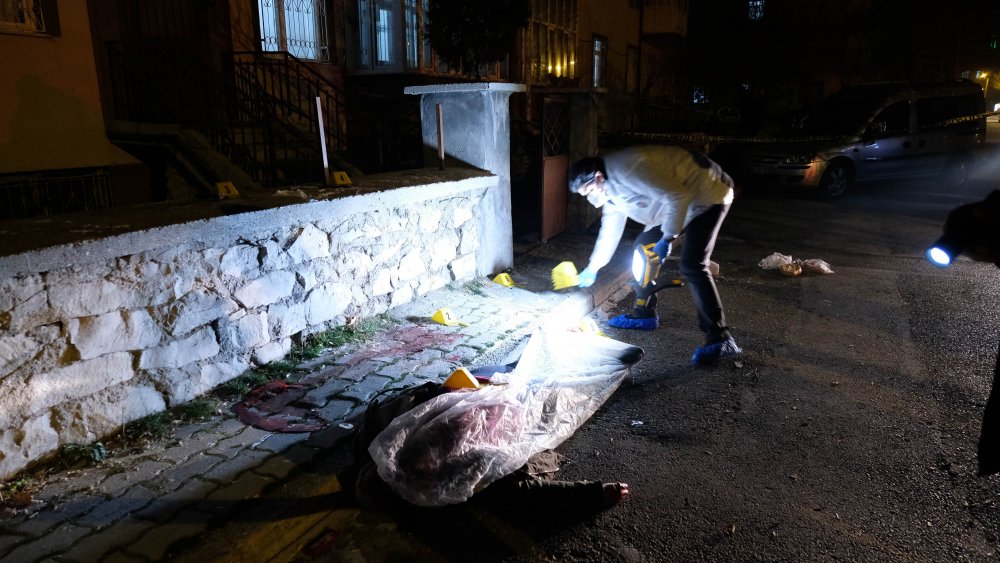 Marketten dönen çift, evlerinin önünde komşuları tarafından öldürüldü