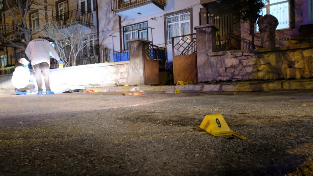 Marketten dönen çift, evlerinin önünde komşuları tarafından öldürüldü
