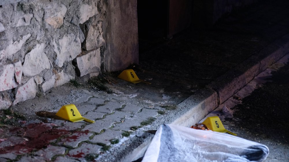 Marketten dönen çift, evlerinin önünde komşuları tarafından öldürüldü