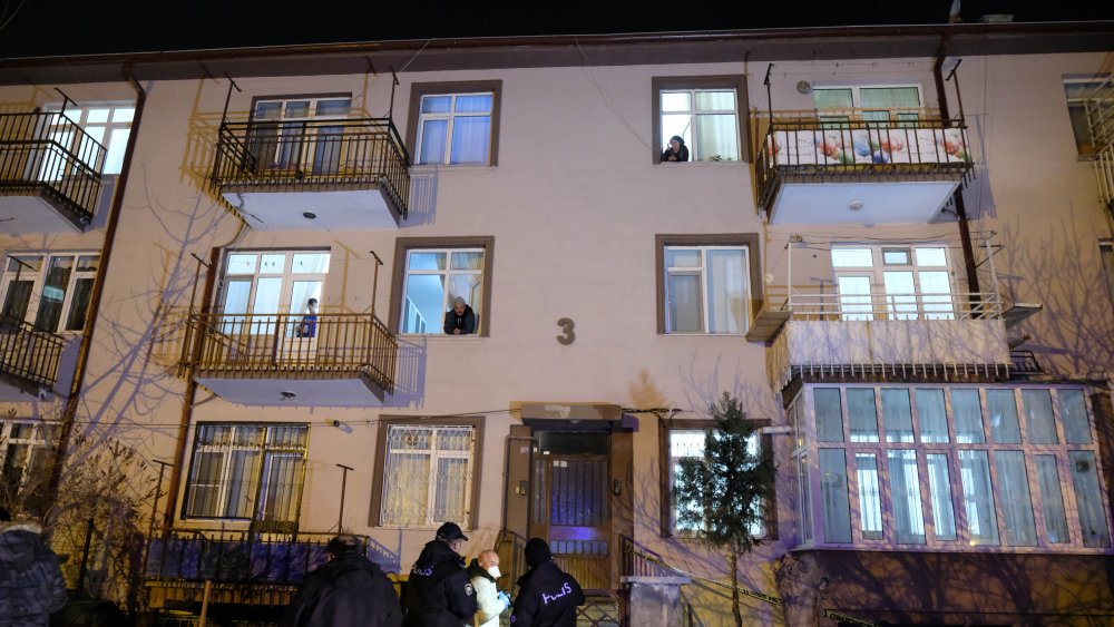 Marketten dönen çift, evlerinin önünde komşuları tarafından öldürüldü