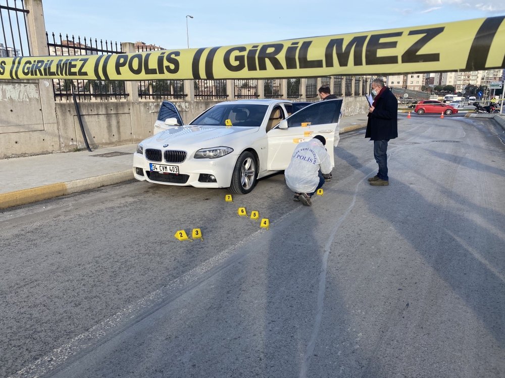 PENDİK'te lüks otomobiliyle yolda yavaş olarak ilerlerken kimliği belirsiz kişi ya da kişilerin silahlı saldırısına uğradı