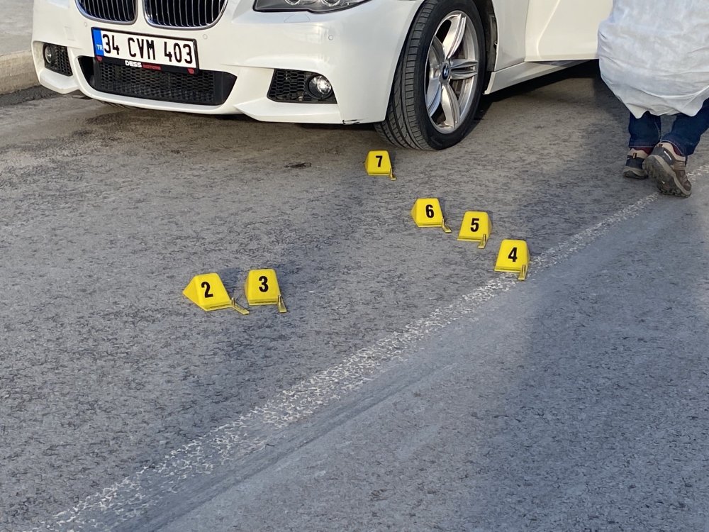 PENDİK'te lüks otomobiliyle yolda yavaş olarak ilerlerken kimliği belirsiz kişi ya da kişilerin silahlı saldırısına uğradı