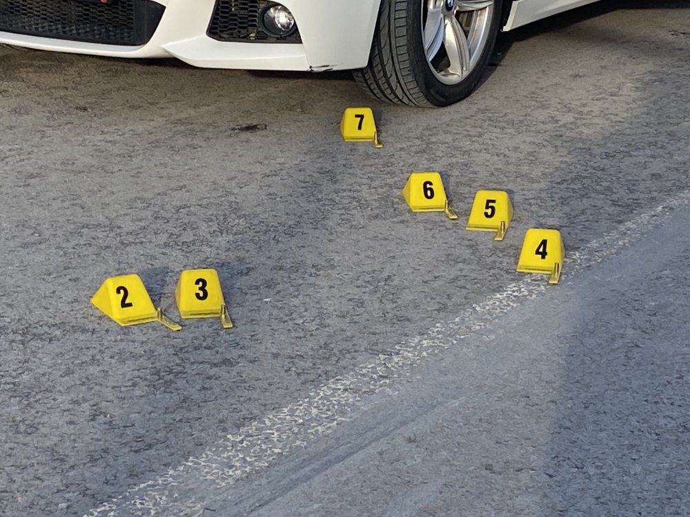 PENDİK'te lüks otomobiliyle yolda yavaş olarak ilerlerken kimliği belirsiz kişi ya da kişilerin silahlı saldırısına uğradı