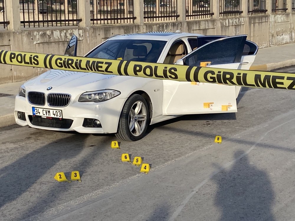 PENDİK'te lüks otomobiliyle yolda yavaş olarak ilerlerken kimliği belirsiz kişi ya da kişilerin silahlı saldırısına uğradı