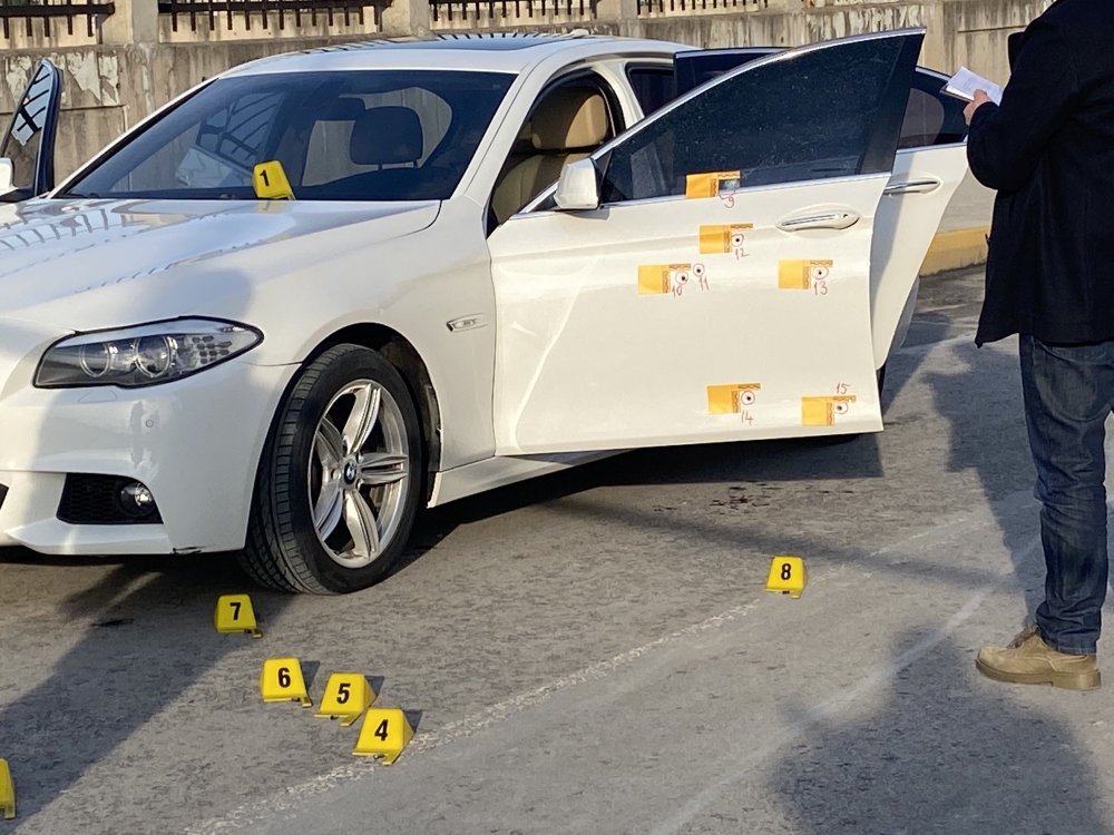 PENDİK'te lüks otomobiliyle yolda yavaş olarak ilerlerken kimliği belirsiz kişi ya da kişilerin silahlı saldırısına uğradı