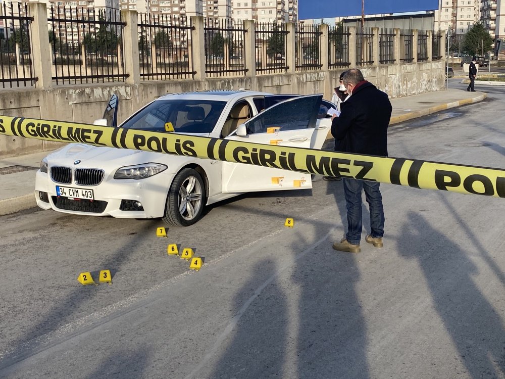 PENDİK'te lüks otomobiliyle yolda yavaş olarak ilerlerken kimliği belirsiz kişi ya da kişilerin silahlı saldırısına uğradı